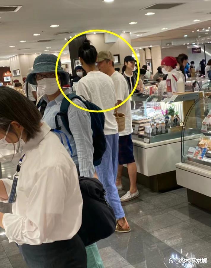 陈冠希日本被偶遇,42岁两鬓头发花白,穿绣花鞋浑身搭配8种颜色