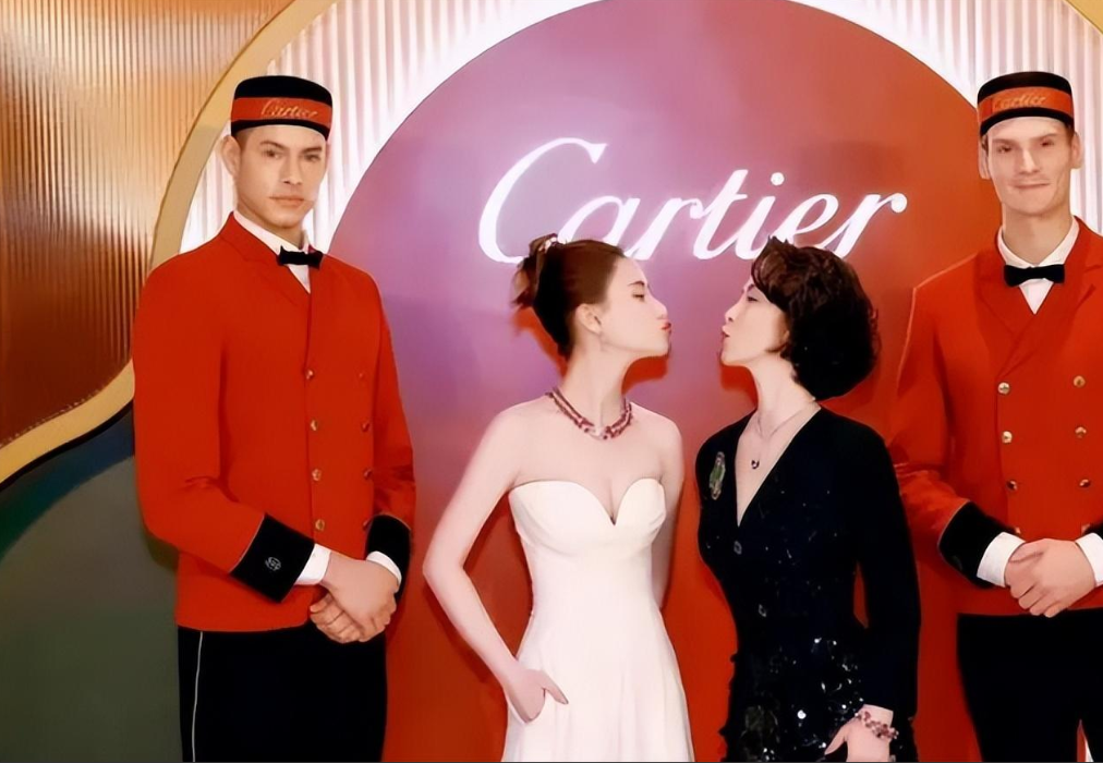 何超琼|赌王龙凤胎女儿现身婚礼接待宴!侧颜撞脸何超琼,娇小身材又像妈