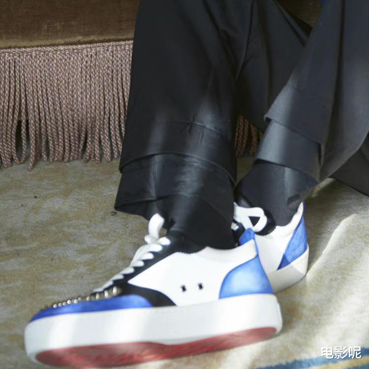 王俊凯|王俊凯冰天雪地里露脚踝,让粉丝想把他送回鱼子西感受秋裤的重要