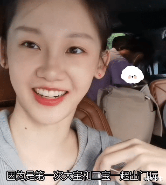 苗苗郑恺同框带娃,露腰秀身材被疑在哺乳期,对三胎传闻避而不谈