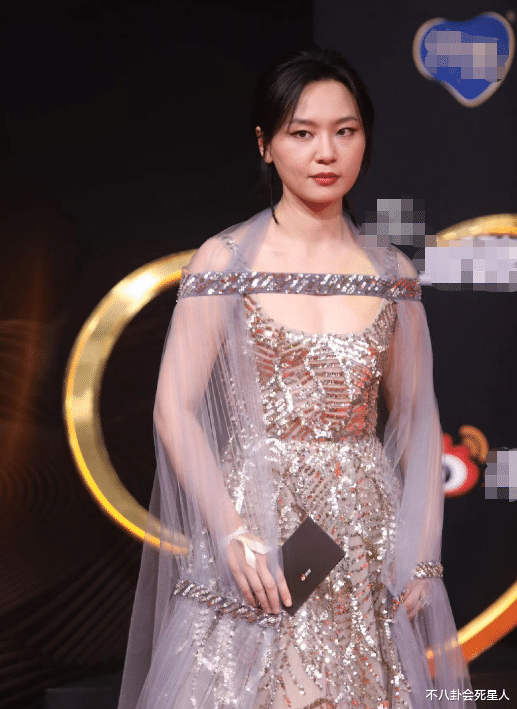 有种尴尬叫周笔畅玩性感,中性风非要露,李宇春也遇同样窘况