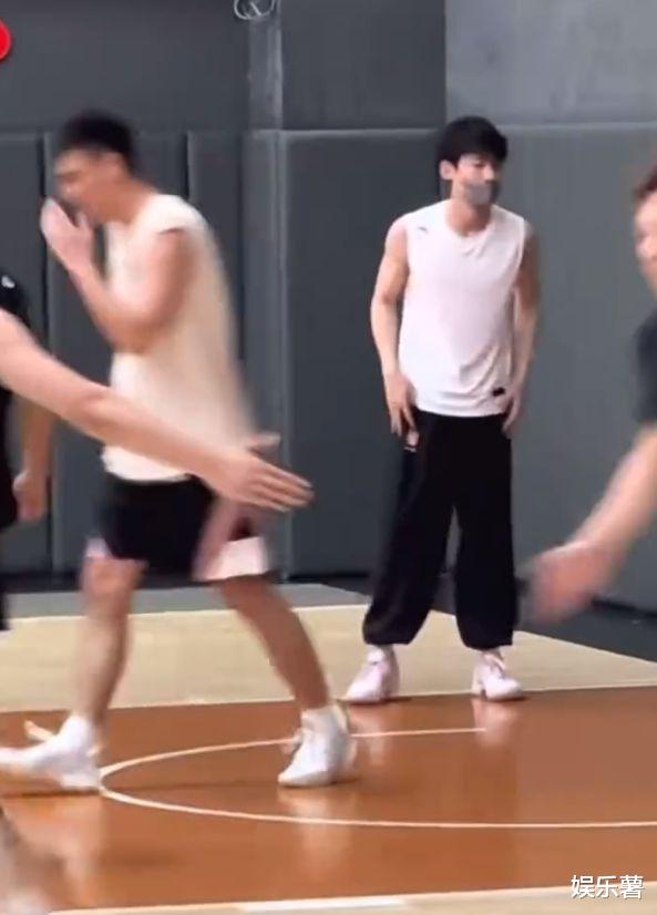 情侣生活曝光!白敬亭出现在横店迎接宋轶,两人早已同居