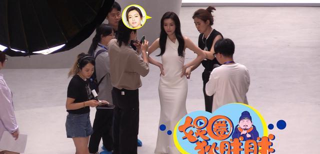 文咏珊被曝在机场吼路人很没礼貌穿白色鱼尾裙拍广告气场十足