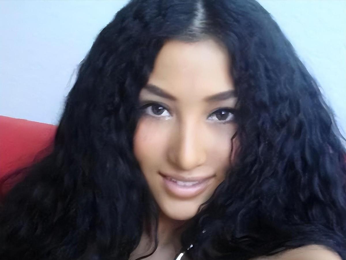 中国女歌手爱上外籍黑人,同居后被家暴至肛裂,如今39岁无人敢娶