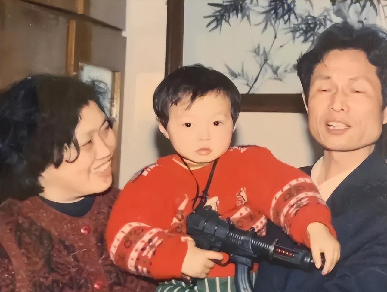 张艺兴|张艺兴爸爸好低调,跟朋友在快餐店吃饭