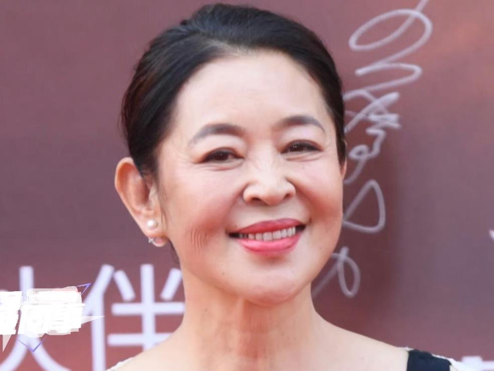 关晓彤|华表奖红毯来了!baby水墨裙秀国风,关晓彤脸肿,张小斐妆容翻车