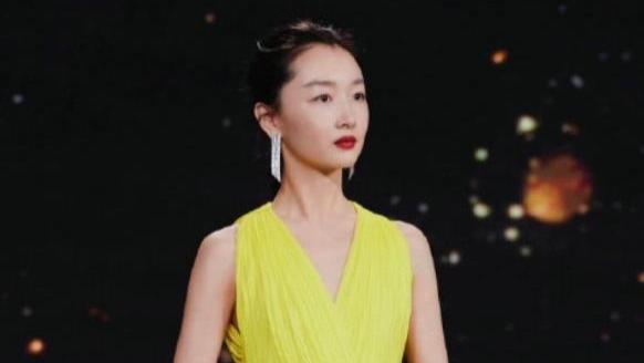 周冬雨|31岁的周冬雨，这一夜，彻底揭开了娱乐圈的“遮羞布”