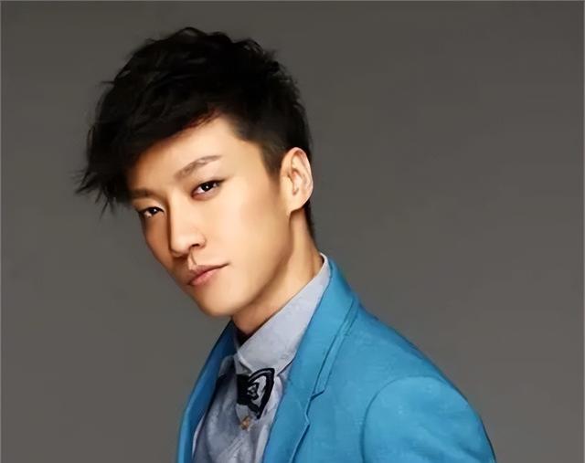 乔任梁|乔任梁墓,墓地鲜花环绕,一把他最喜欢弹奏的吉他常年陪伴着他