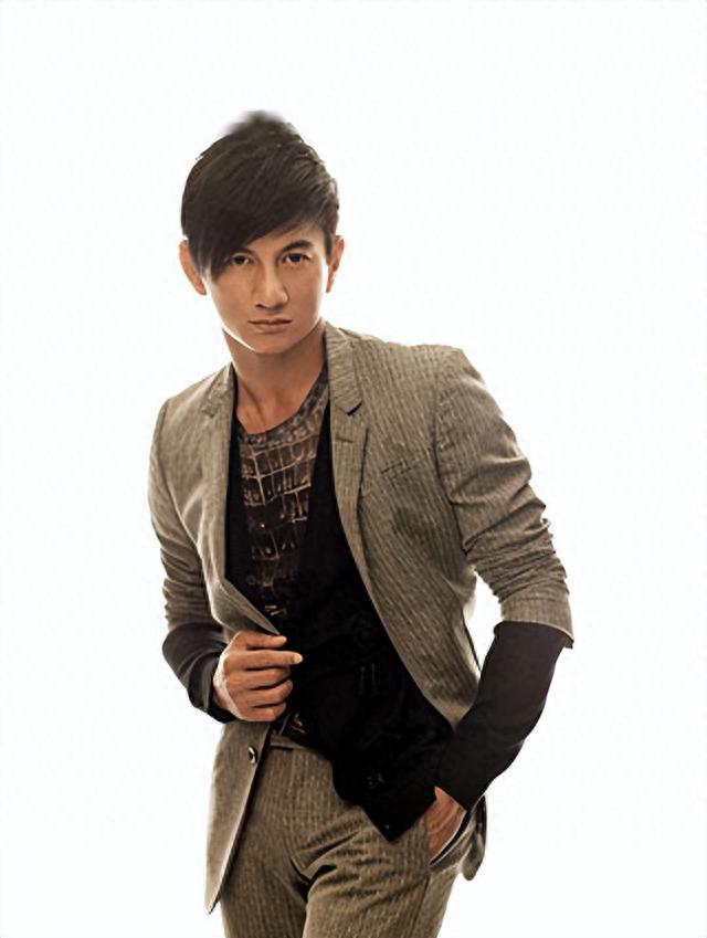 与黑人在海中嬉戏，跟吴奇隆含糊不清，这3位“老鸨”可真会玩