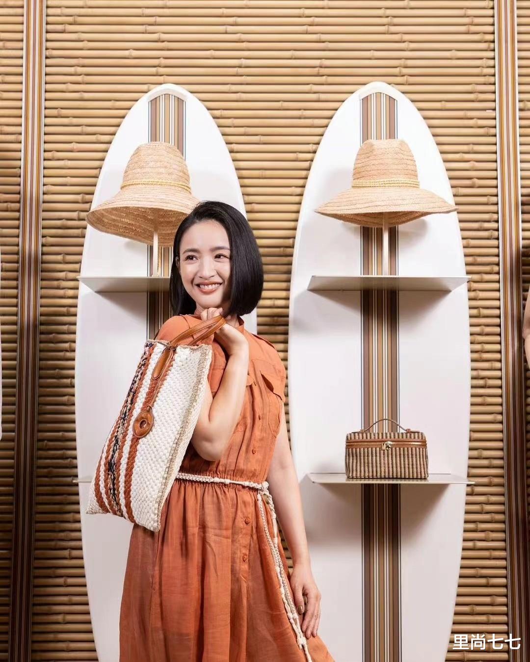 林依晨|林依晨快瘦成骨头人了，灯笼裤配花布鞋像老奶奶，满身褶皱太粗糙