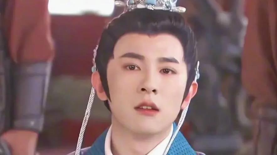 35岁季肖冰隐婚生子，禁烟区当孕妻面吸烟，曾和迪丽热巴演CP！