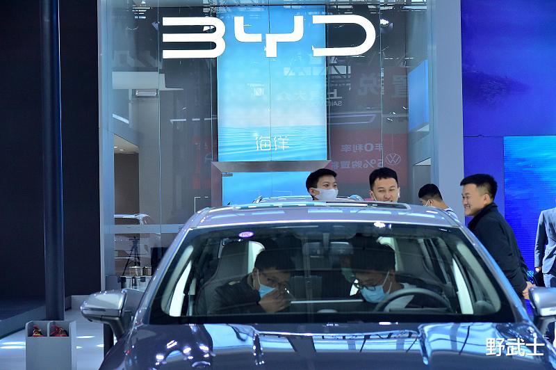 去年招聘28万人,今年又招聘3万多人,难怪半年卖车126万辆