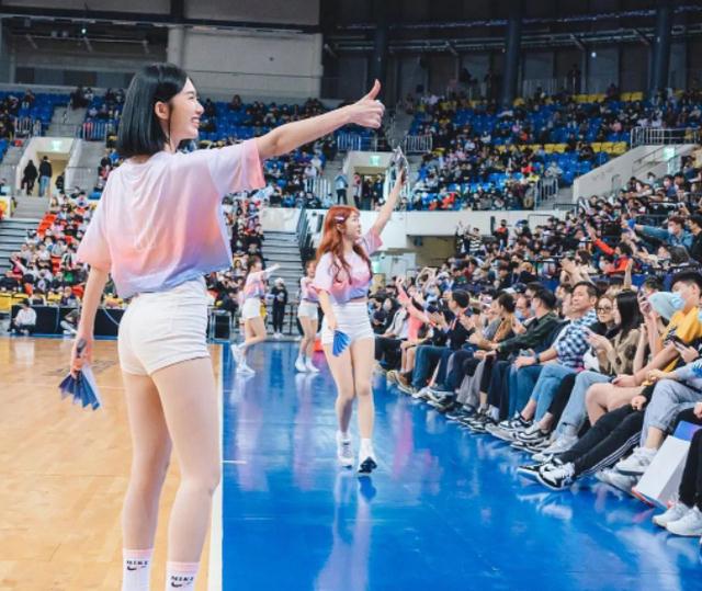 |绯闻女主角关闭社媒,光照片就让网友把持不住?这次真不怪霍华德