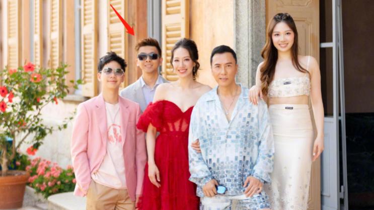 甄子丹60大寿众星齐聚，女儿宣布歌手出道，前妻儿子罕见露面