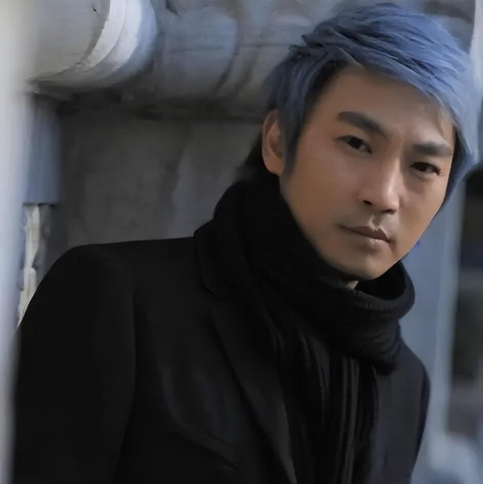 央视春晚一曲成名,被砍下巴脱落缝130针变阶下囚,今卖马桶为生