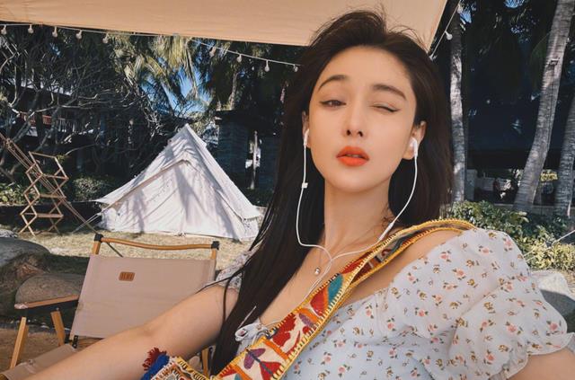 张馨予|张馨予晒男友视角美照！何捷送大束鲜花，3岁女儿大长腿抢镜