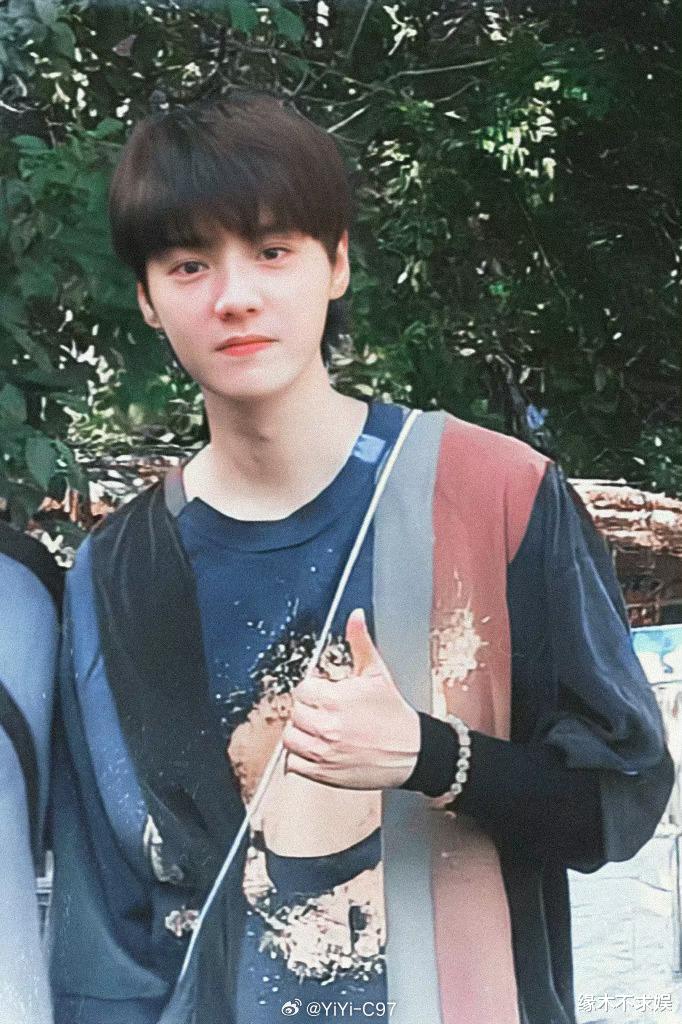 曝鹿晗关晓彤已领证!两人存在金钱上的分歧,鹿晗机场露面心情大好