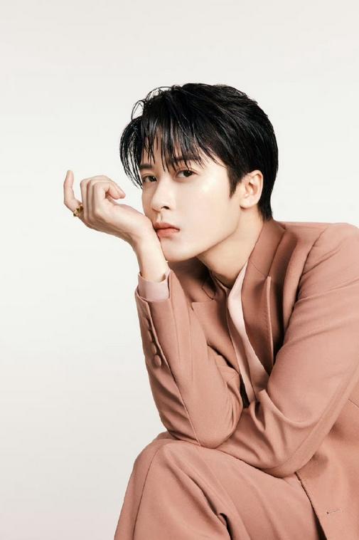 檀健次好清晰的下颚线，真的好帅气呀，真的好喜欢呀