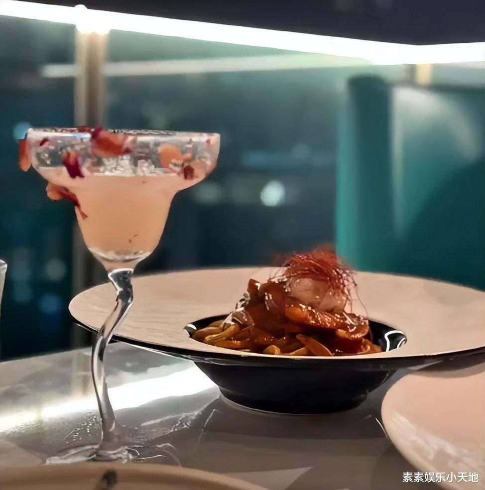 郭嘉文|郭嘉文和李泽楷疑似新动态：女方晒鲜花牵手照，在豪宅阳台上喝酒