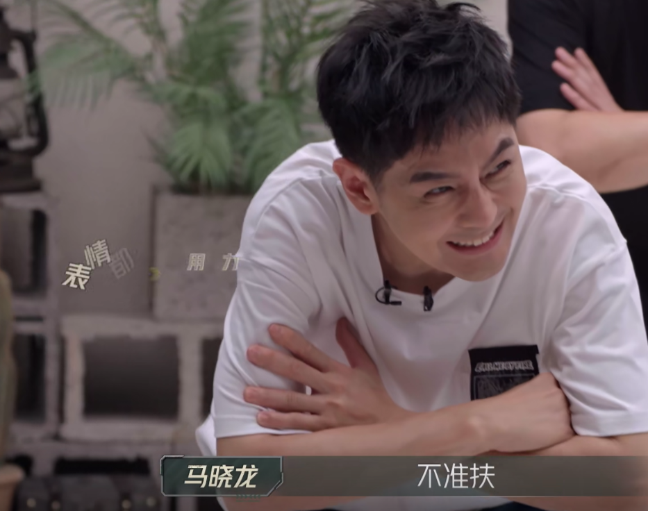 林志颖节目首聊车祸,手臂旋转断掉没打石膏,感叹:现在医术厉害