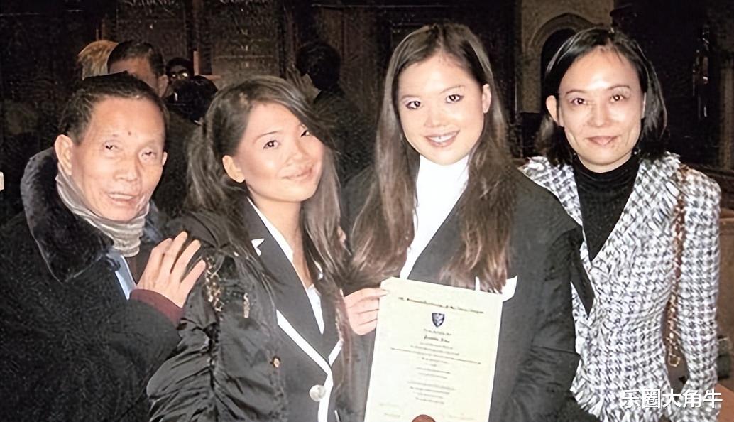 9年前刘家良去世,葬礼上哭到昏厥的娇妻,为何转身嫁进赌王家?