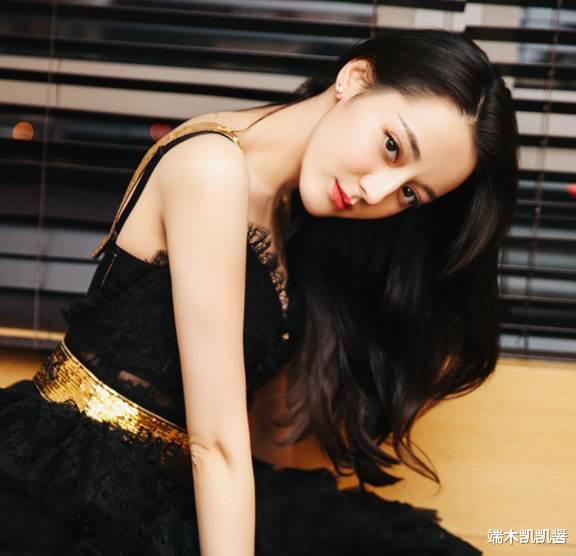 热巴正面硬刚金星,穿深V露背装现身机场,外网发视频大秀事业线