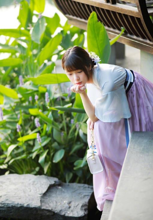 徐娇的泳衣、热依扎的吊带,这些女星的穿衣自由究竟有没有错