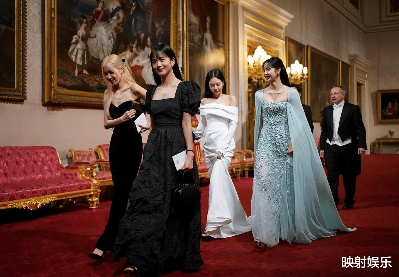 BLACKPINK出席白金汉宫宴会,四人久违同框但不同座,Lisa被冷落?