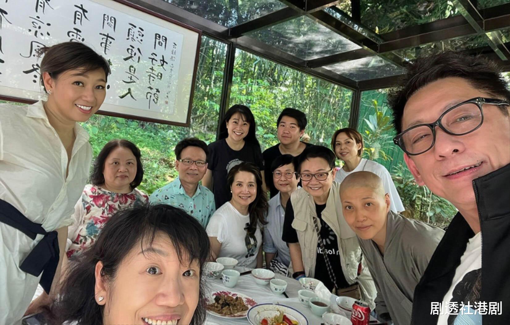 聚会|香港知名女星罕见现身,身材消瘦黑眼圈重,看破红尘出家多年