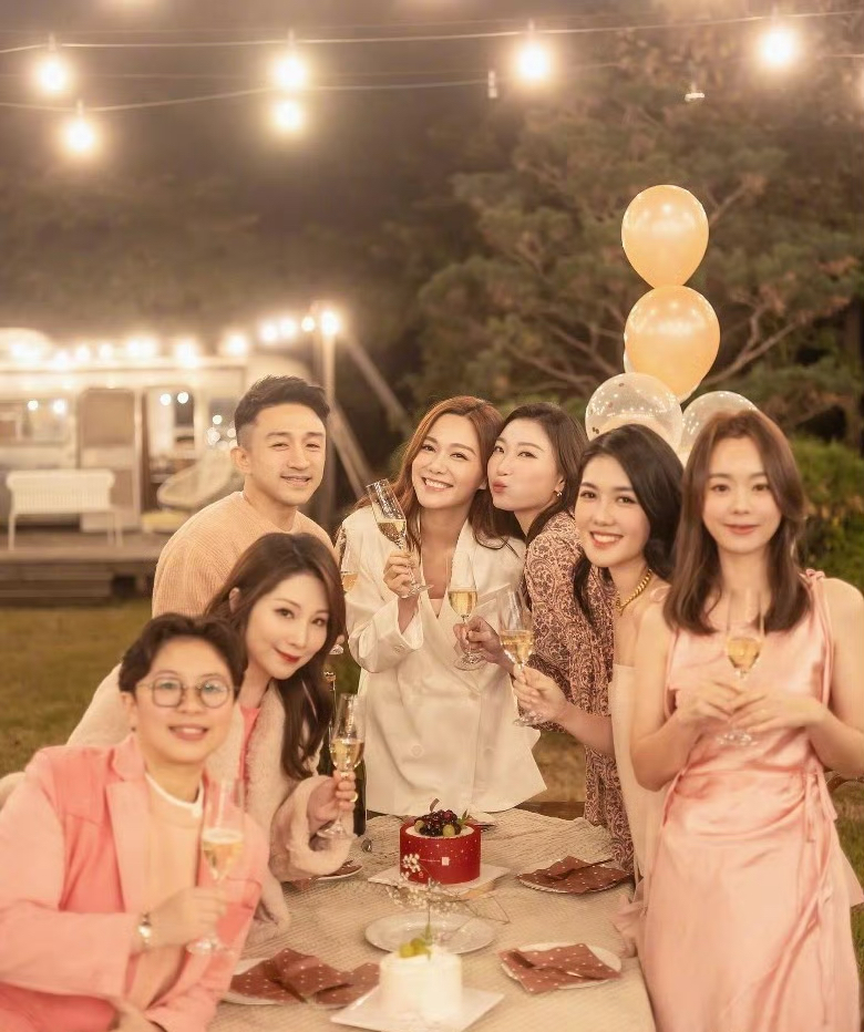 汤洛雯曝光婚礼筹备进度，与马国明合体高调撒糖，中式风格超喜庆