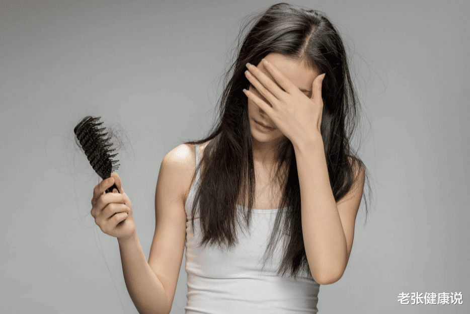 一到冬季就掉发，问题到底出在哪里？该如何改善？