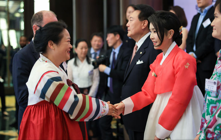 穿搭指南 韩国第一夫人在法国晚宴上穿韩服！晚宴造型太惊艳，把大家惊艳到
