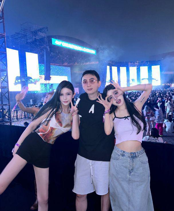 王思聪携美女现身音乐节，花58.8万订包间，现场开25瓶黑桃A