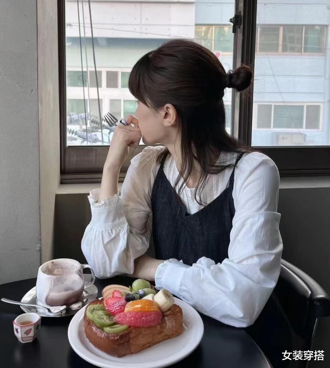 女人到了四五十岁，头发“留短不留长”，换成这4款发型，显年轻提气质