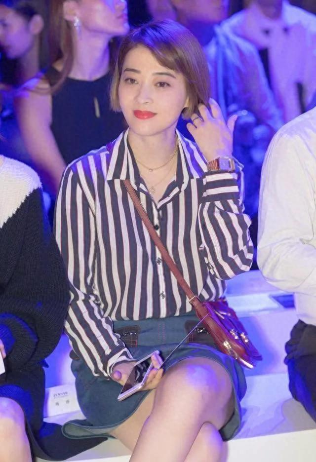 梅婷剪了个新发型，配牛仔半裙美出新高度，奔五年纪轻松嫩回25岁