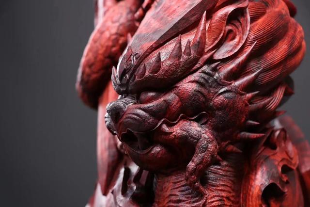 |金剑插身,灵蛇缠绕!这木雕玄武好霸气