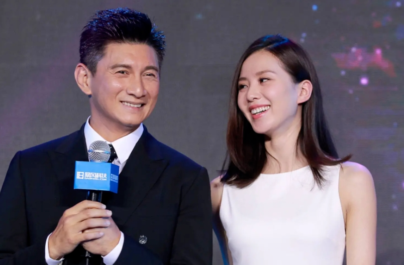 我的天,他俩在一起了???