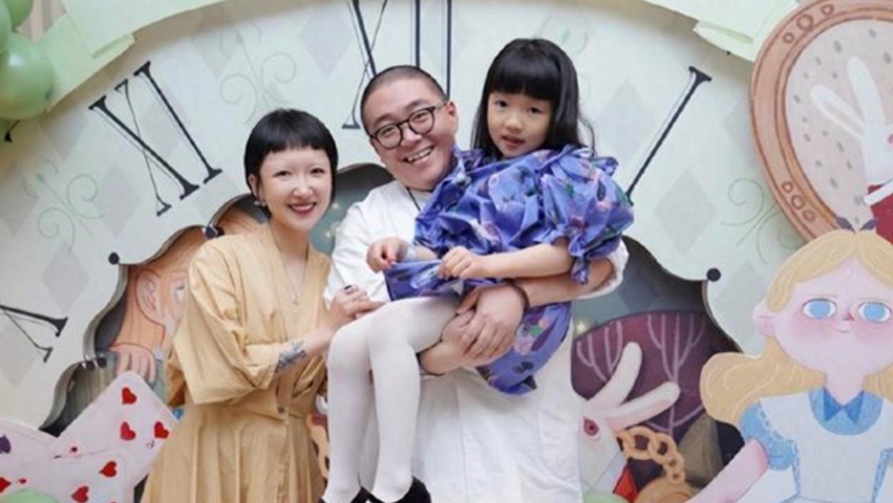 郝邵文老婆身份被扒！离异还带有8岁的女儿，长得漂亮还特别温柔