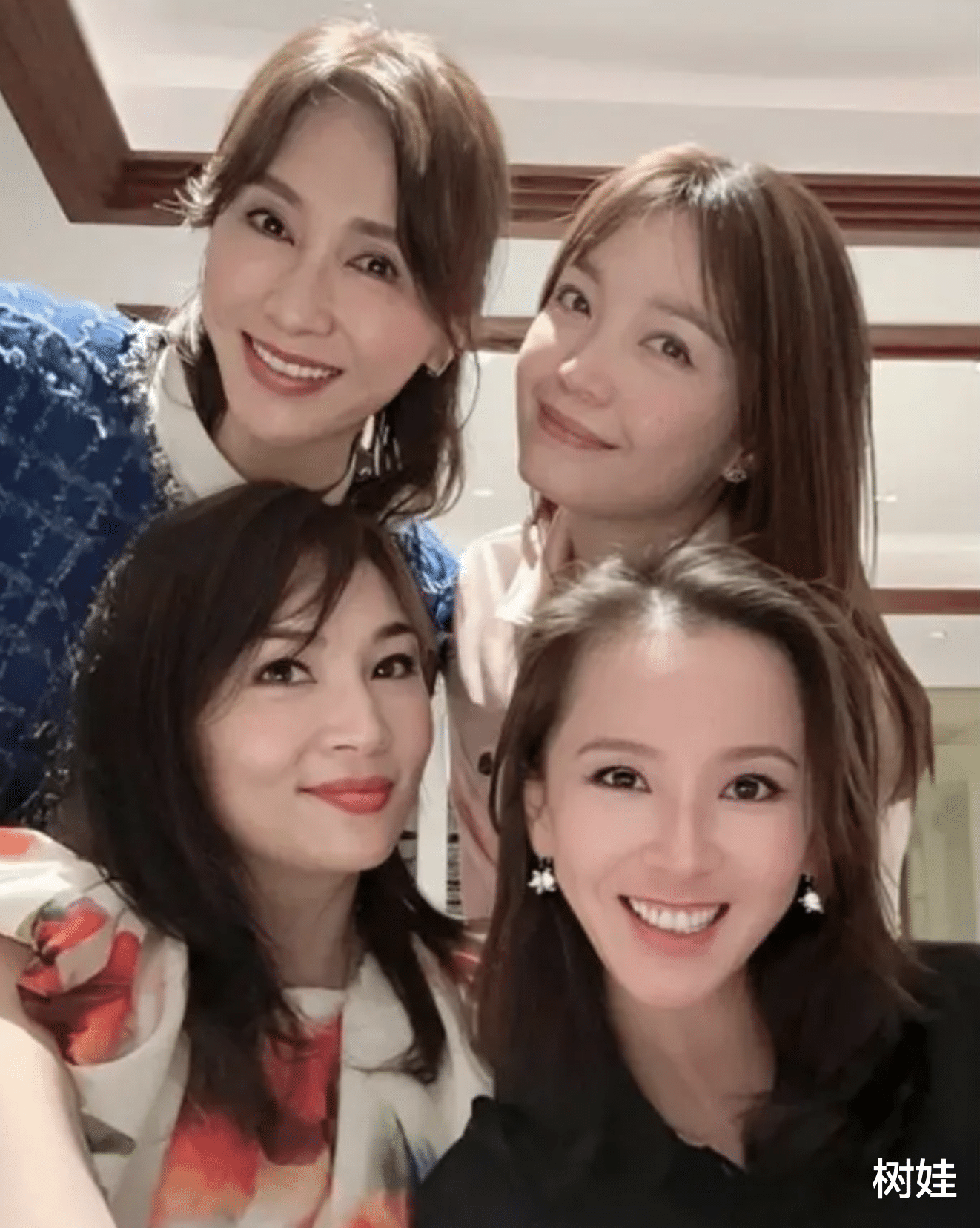 刘銮雄陪甘比看黎明演唱会,手舞足蹈跟唱很投入,面露慈祥心情好