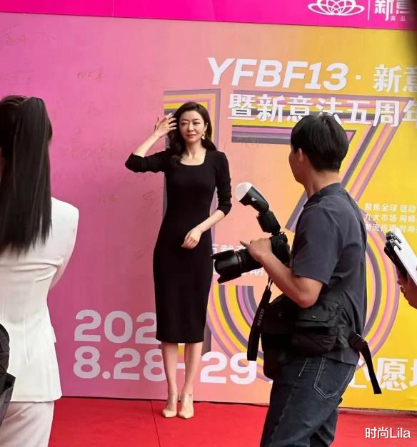 43岁熊黛林杭州亮相，肤白貌美“贵妇味”十足，180个头压迫感好强