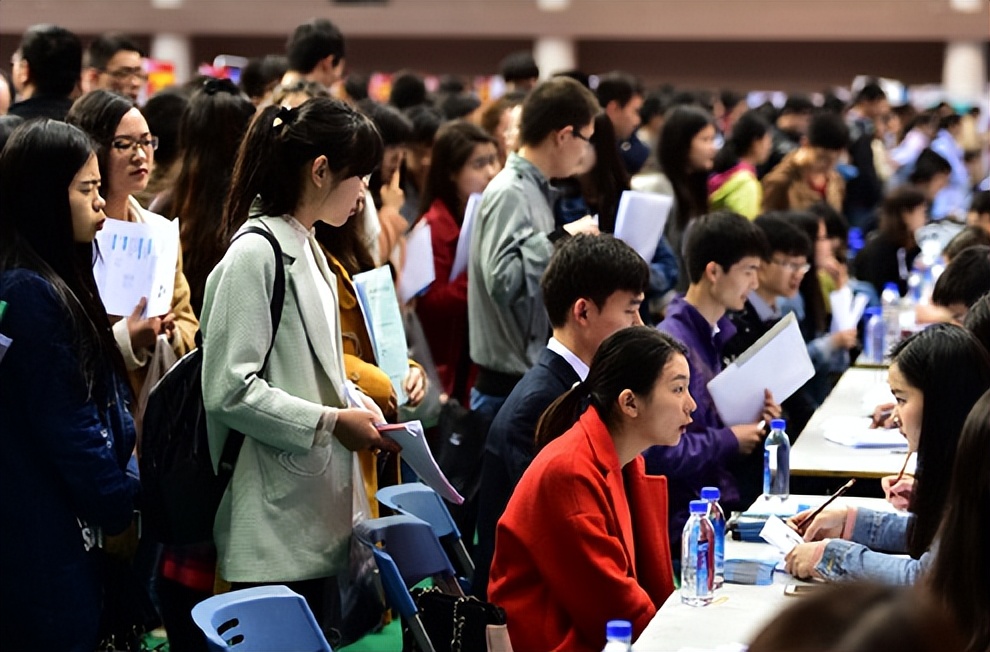 “不如厕纸含金量高”，大学生晒简历被群嘲，网友：你真不冤枉