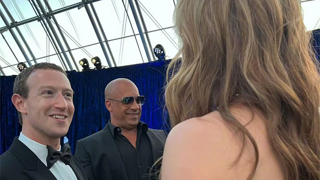 国籍|谷爱凌穿长裙身材太极品！前世界首富目不转睛，搂她合影爱凌接受