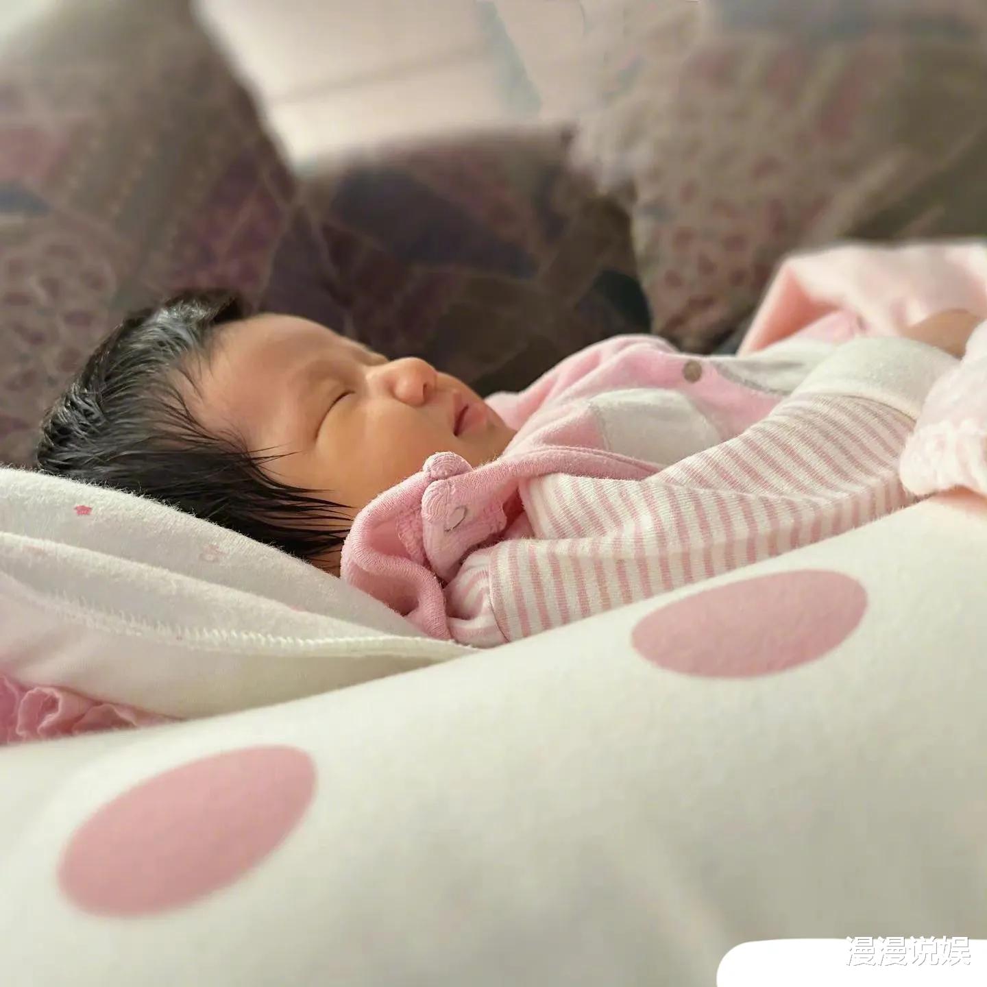 钟嘉欣|演员钟嘉欣首次公开三胎女儿水下分娩视频，全程表情坚定，好勇敢