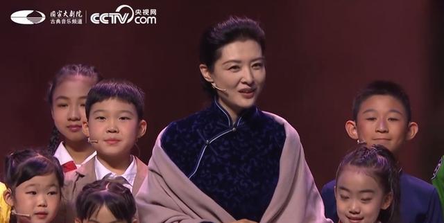 周涛|周涛：在六一晚会上饰演宋庆龄，演技比许晴宋佳等专业演员还传神