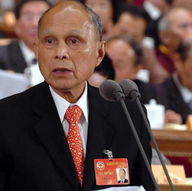 霍英东家族聚会照曝光,霍启刚坐第一排尽显地位,霍思纬令人惊艳