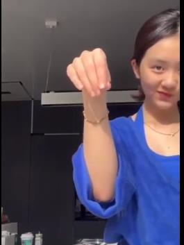 黄忆慈|17岁黄多多发近照，因穿着引争议冲上热搜，谁规定少女就不能性感