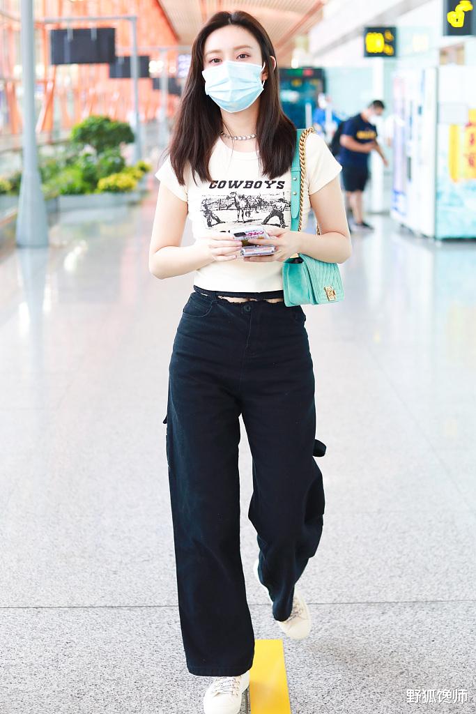 孟子义星光大赏内场，与任豪上台领奖时，不小心被绊倒好惊险。