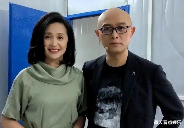 黄菡当婚礼证婚人,走路踉跄显苍老,南京住千万别墅带外孙很享受