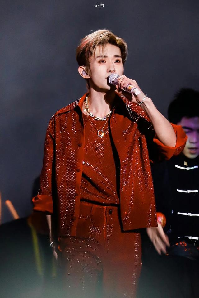 TFBOYS演唱会垃圾遍地,纸巾、荧光棒、空瓶子,周迅评:看看鹿晗