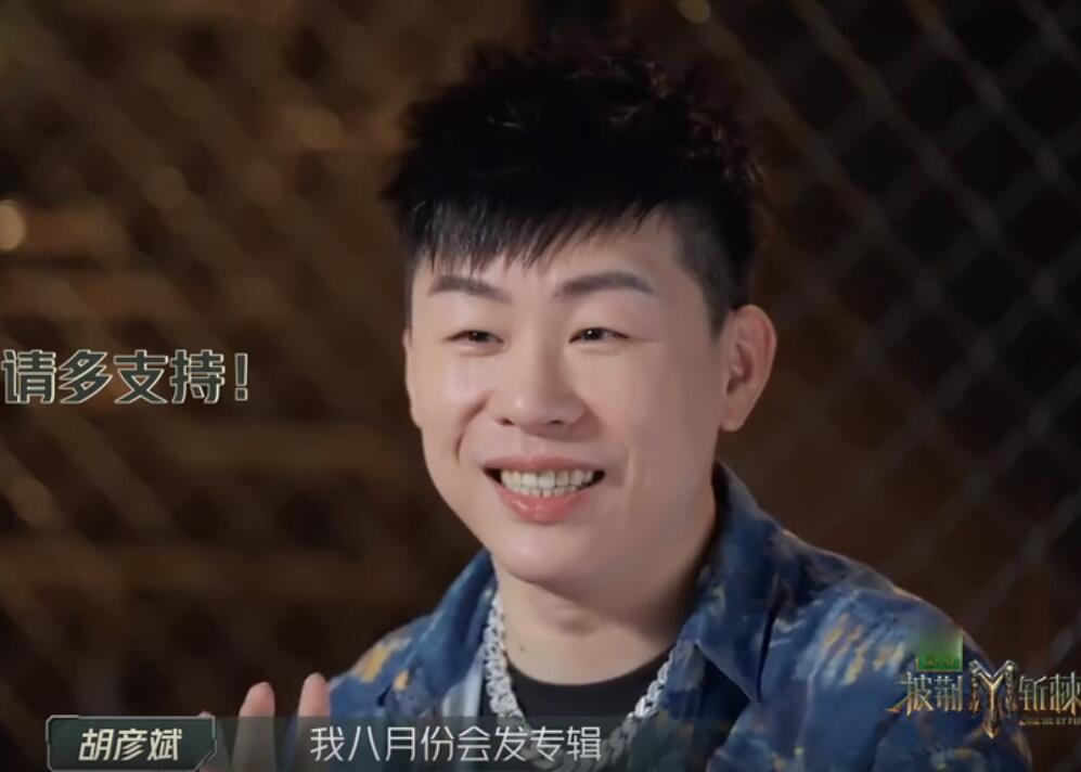 当47岁陆毅和49岁王耀庆同框，才彻底明白，颜值扛不扛老区别真大